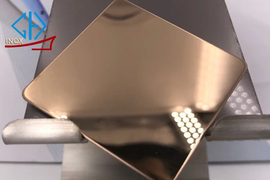 Inox Gương Đồng: Báo Giá, Ưu Điểm & Ứng Dụng Trong Nội Thất