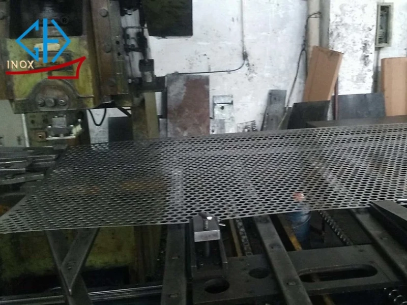 Công đoạn đóng gói và vận chuyển sau quy trình sản xuất inox đục lỗ