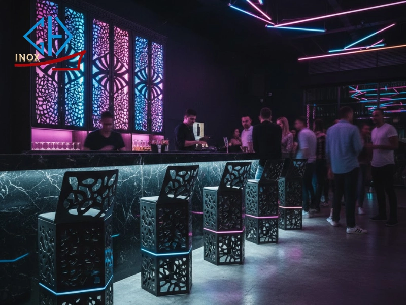 Sử dụng ghế inox đục lỗ với thiết kế độc đáo để tạo không gian sôi động cho quán bar
