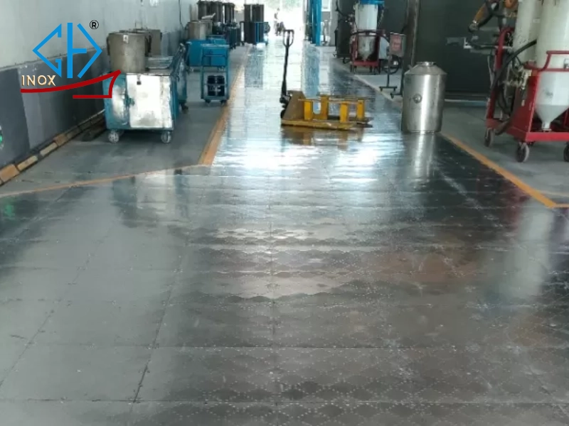 Giải pháp sàn inox chống trượt nhà xưởng