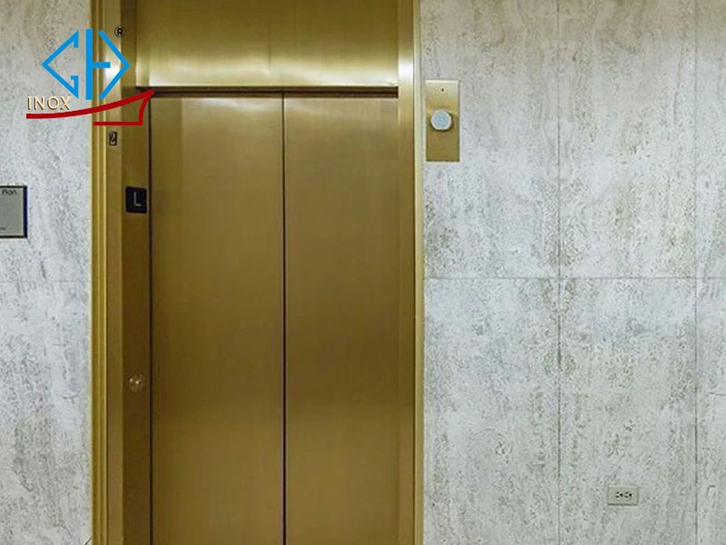 Ứng dụng thực tế của tấm inox thang máy xước vàng trong các công trình