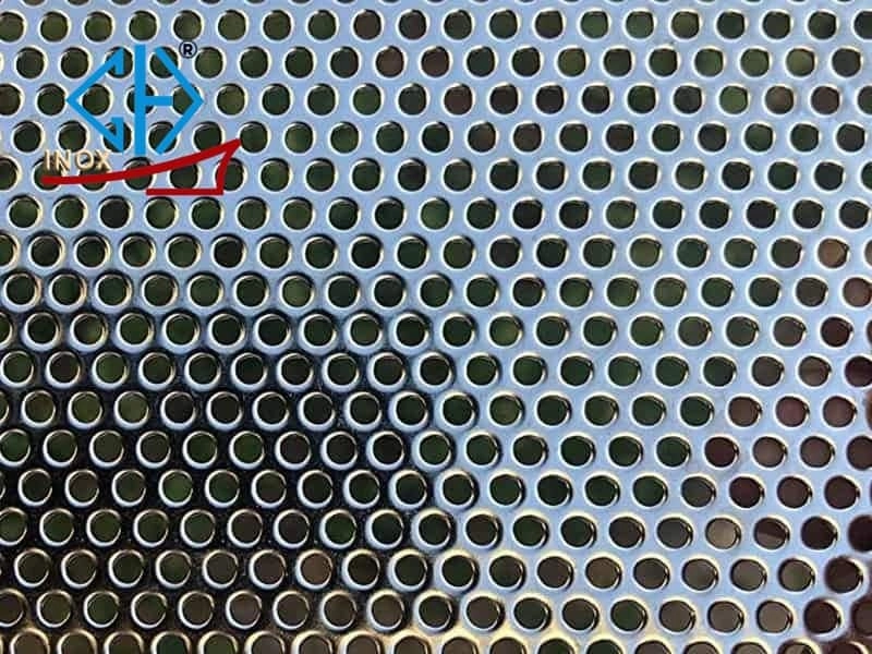 So sánh inox đục lỗ và lưới thép: Ưu điểm và hạn chế của lưới thép