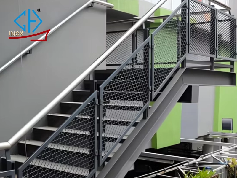 Ưu điểm khi sử dụng tấm inox 201 chống trượt