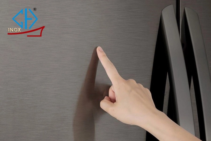 So Sánh Inox Xước Thường Và Inox Xước Chống Vân Tay