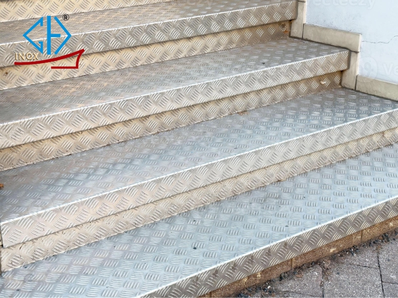 Ứng dụng thực tiễn của tấm inox caro chống trượt trong đời sống và công nghiệp