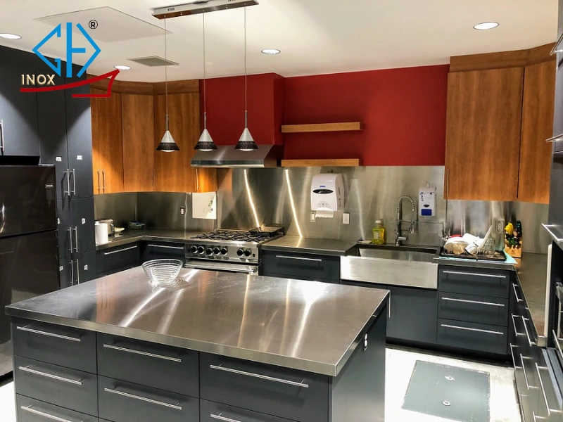 Ưu và nhược điểm chi tiết của tấm inox ốp bếp