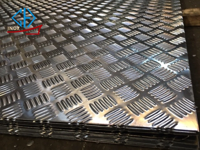 Tiêu chuẩn tấm inox chống trượt về mác thép và thành phần hóa học