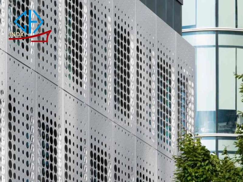 Ứng dụng thực tế của trần inox đục lỗ trong các công trình lớn