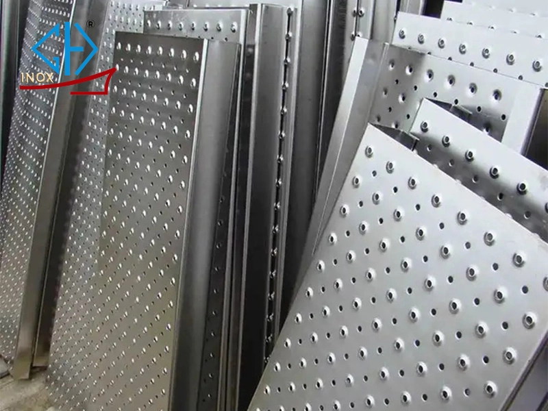 Inox đục lỗ chống trượt