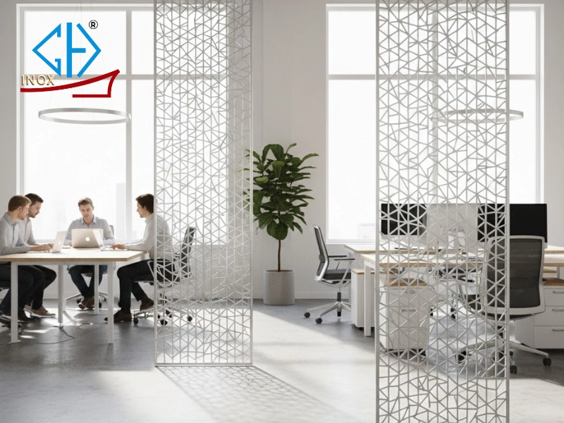 Vách ngăn Inox đục lỗ có thể sử dụng như tấm inox trang trí, tạo không gian làm việc chuyên nghiệp