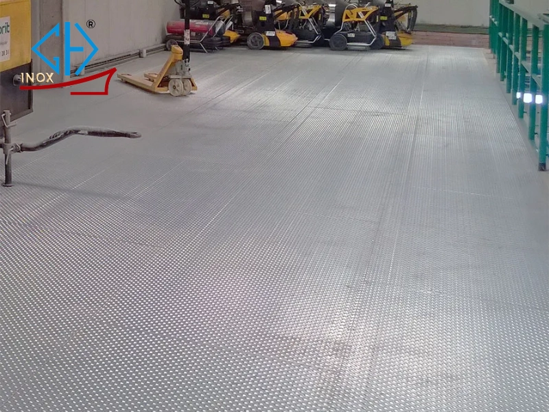 Hướng dẫn lựa chọn và lắp đặt sàn inox chống trượt nhà xưởng hiệu quả