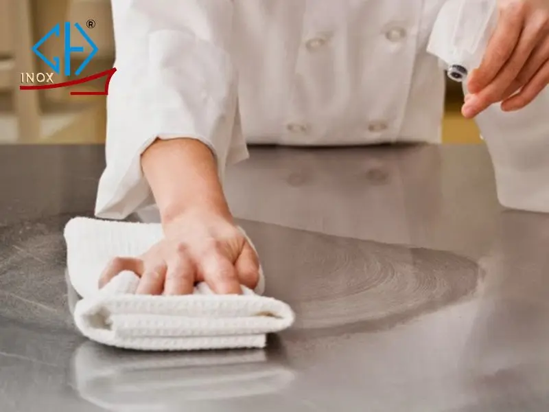 Dùng khăn mềm hoặc miếng bọt biển để vệ sinh