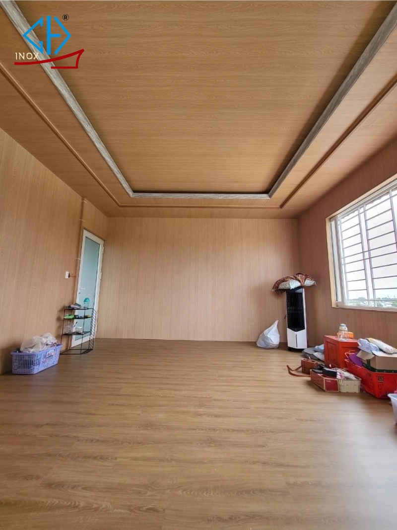 so sánh ốp tường bằng inox và nhựa