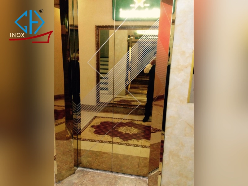 Cửa thang máy inox gương vàng họa tiết kẻ chéo 