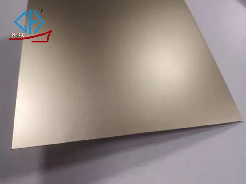Ứng dụng đa dạng của tấm inox vân cát champagne trong thực tế