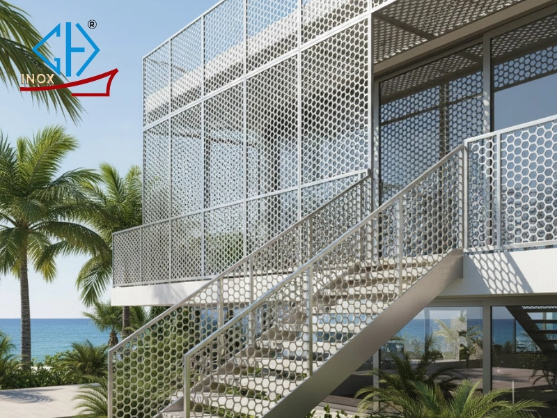 Inox đục lỗ lục giác là một lựa chọn lý tưởng cho lan can cầu thang