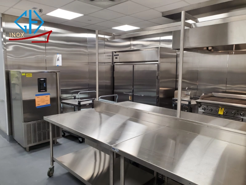 so sánh ốp tường bằng inox và nhựa