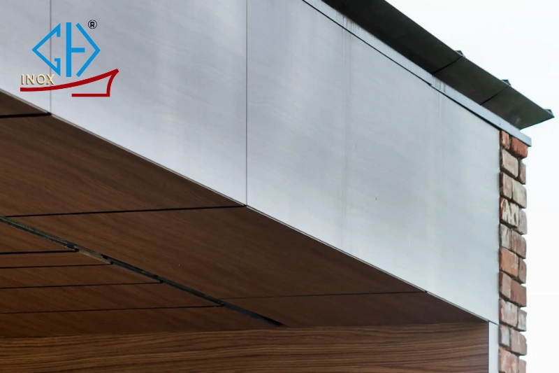 so sánh ốp tường bằng inox và nhựa