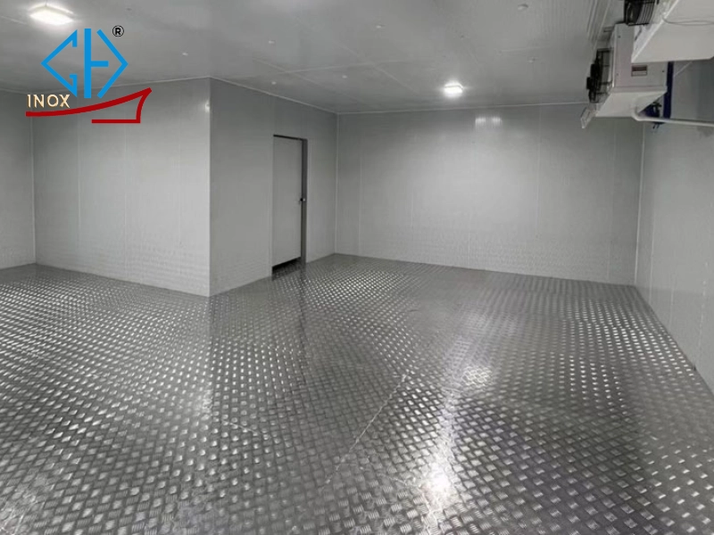 Các lưu ý khi chọn mua tấm sàn inox chống trượt kho lạnh