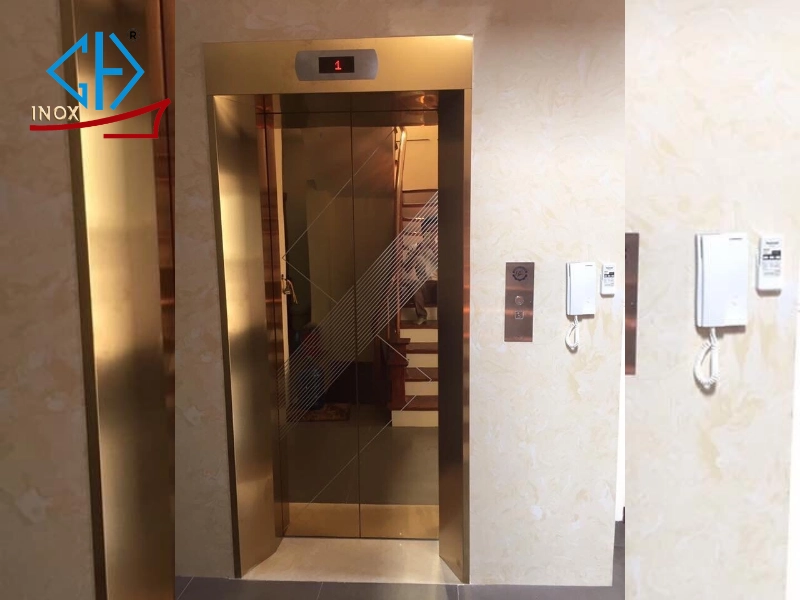 Cửa thang máy inox hoa văn kẻ chéo sang trọng trong công trình lớn 