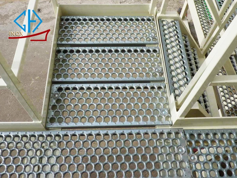 Inox Gia Hưng – Đơn vị cung cấp tấm inox đục lỗ chống trượt uy tín