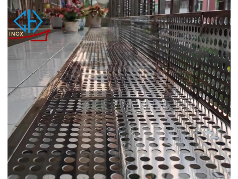 Ứng dụng của tấm inox đục lỗ chống trượt trong thực tế