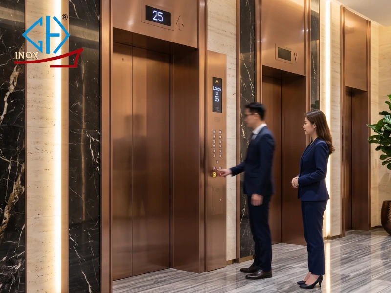 Một số lưu ý khi lựa chọn tấm inox xước vàng đồng làm ốp thang máy