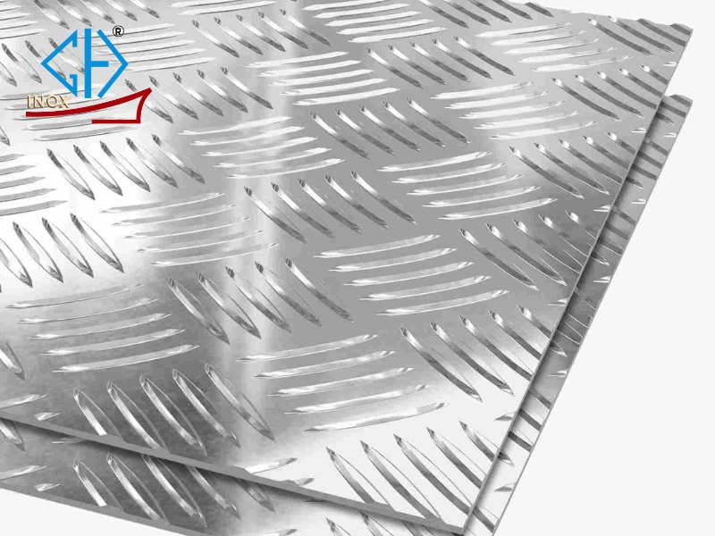 Nên mua inox chống trượt sàn xe tải tại Inox Gia Hưng