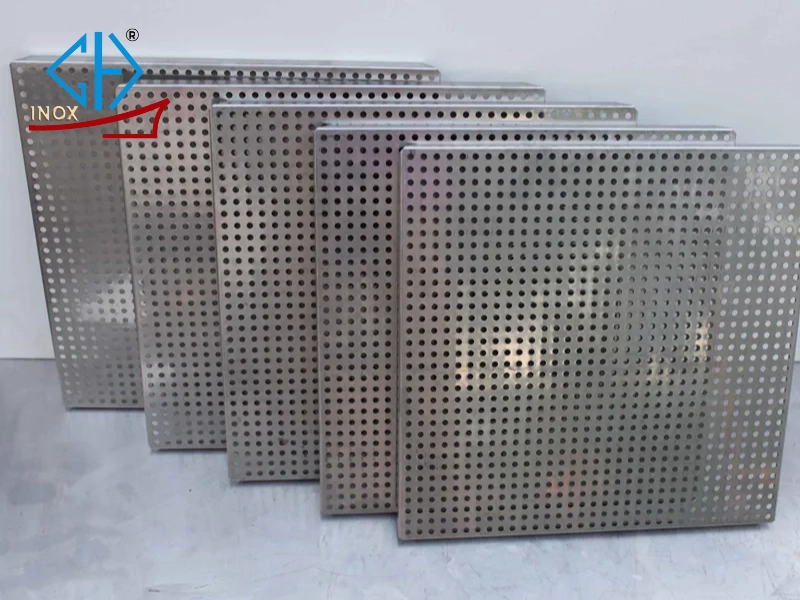 Ưu điểm của chất liệu inox trong sản xuất tấm đục lỗ