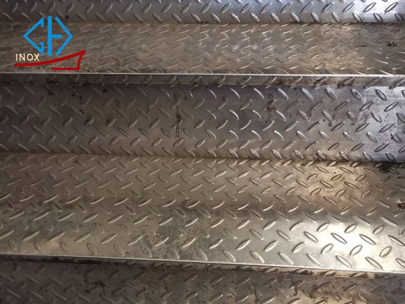 Các yếu tố ảnh hưởng đến độ bền nhiệt của inox chống trượt