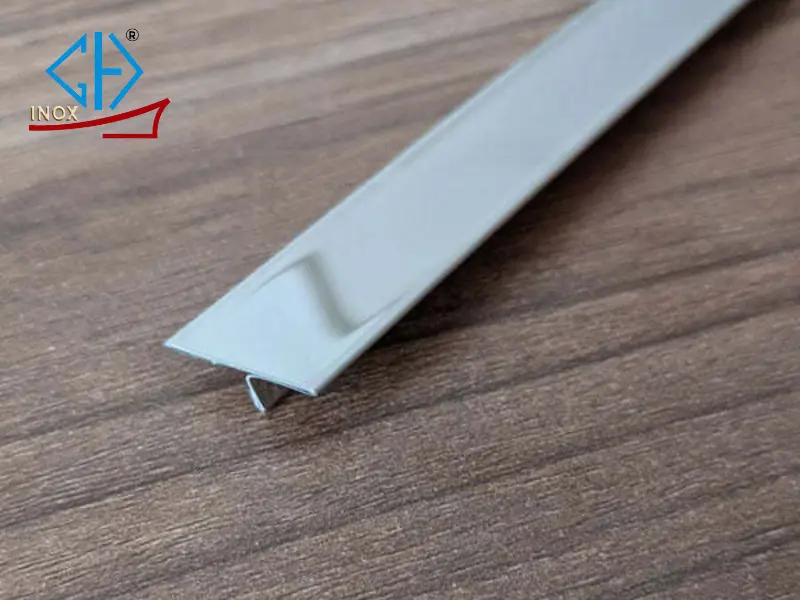 Nẹp inox T20 được sử dụng để tạo các đường chỉ trang trí trên vách tường, trần nhà Nẹp inox T20 được sử dụng để tạo các đường chỉ trang trí trên vách tường, trần nhà