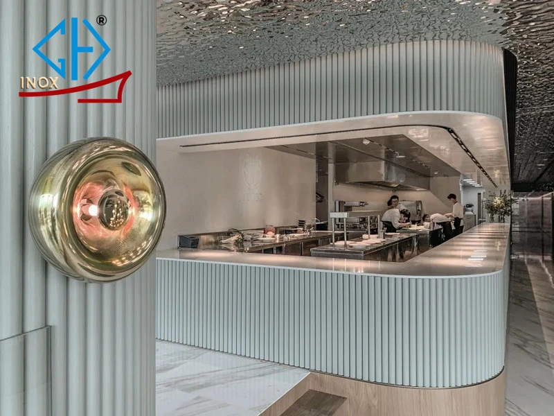 Ốp inox sóng nước trắng cho quầy bar của nhà hàng, khách sạn, giúp thu hút thực khách