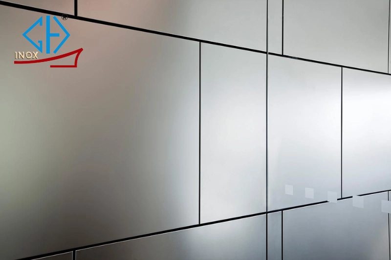 so sánh ốp tường bằng inox và nhựa