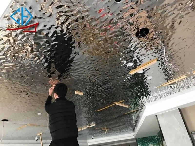thi công tấm inox sóng nước 3D ốp trần