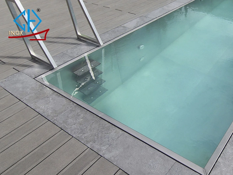 Lưu ý khi lựa chọn sàn inox chống trượt khu hồ bơi