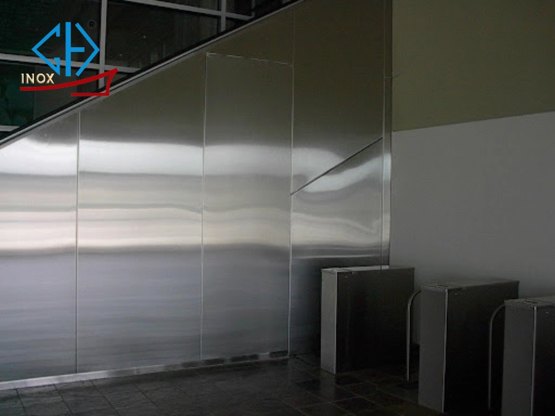 So Sánh Ốp Tường Bằng Inox Và Gạch | Nên Chọn Loại Nào?