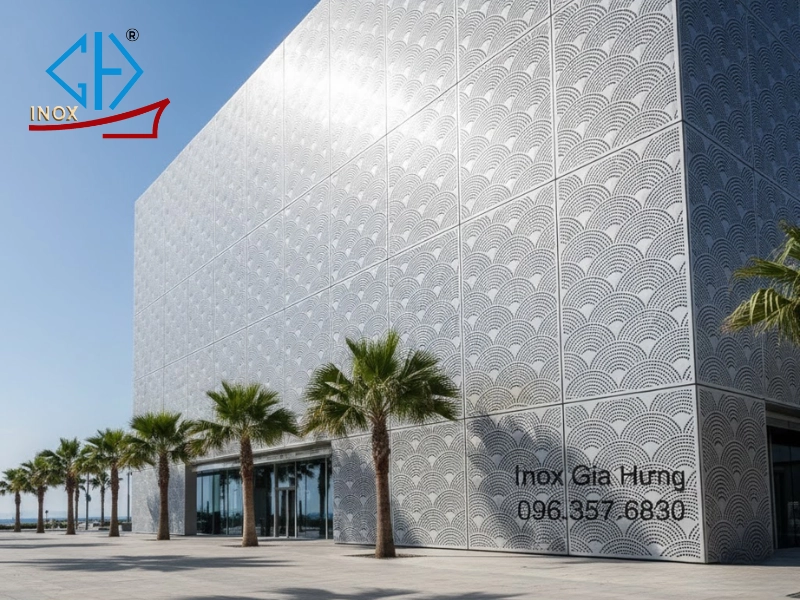 Ốp mặt tiền tòa nhà bằng tấm inox đục lỗ hoa văn