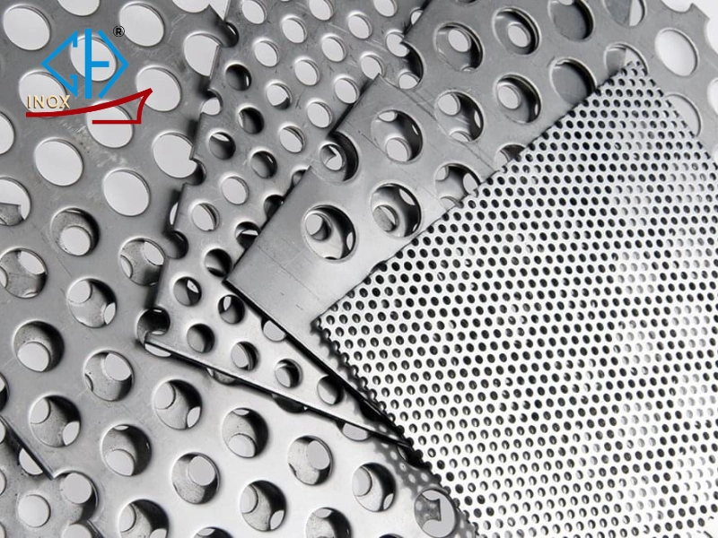 Tiến hành công đoạn đột lỗ trong quy trình sản xuất inox đục lỗ