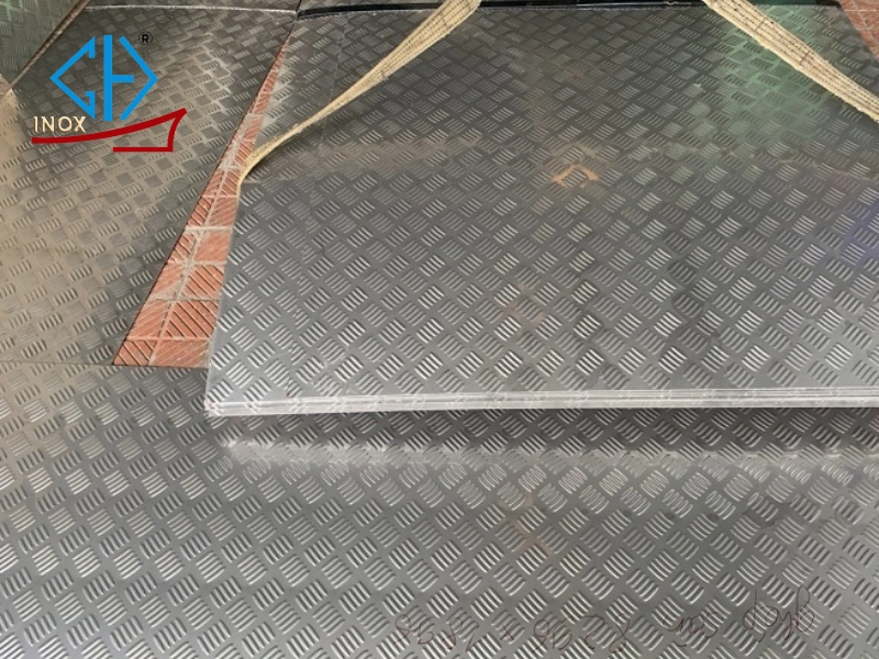 Ứng dụng đa dạng của inox gân 5 vạch chống trượt trong đời sống và sản xuất