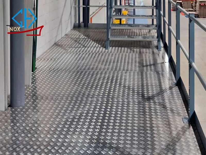  Ứng dụng thực tế của sàn inox chống trượt trong công nghiệp