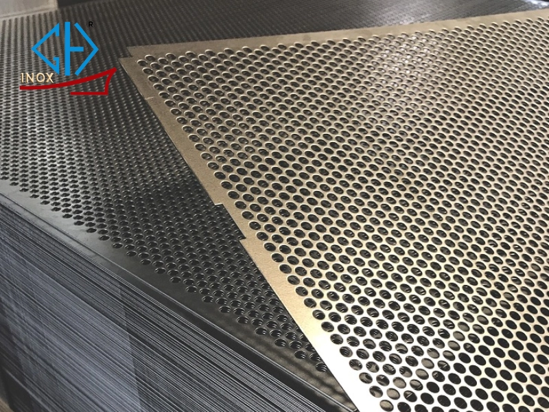 Ứng dụng thực tiễn của inox đục lỗ lục giác trong đa lĩnh vực