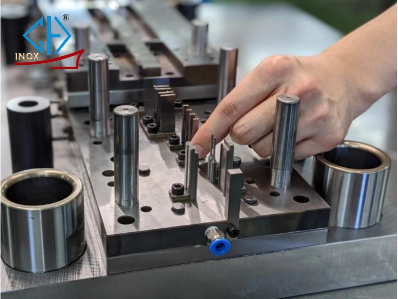 Thiết kế và chuẩn bị khuôn đột trong quy trình sản xuất inox đục lỗ