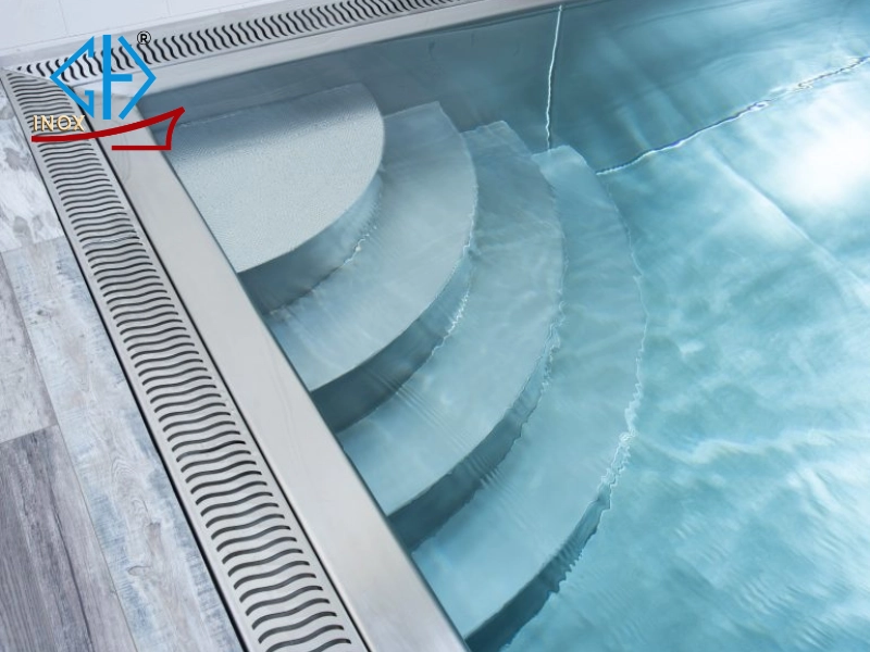 Tiêu chuẩn kỹ thuật khi lựa chọn sàn inox chống trượt khu hồ bơi